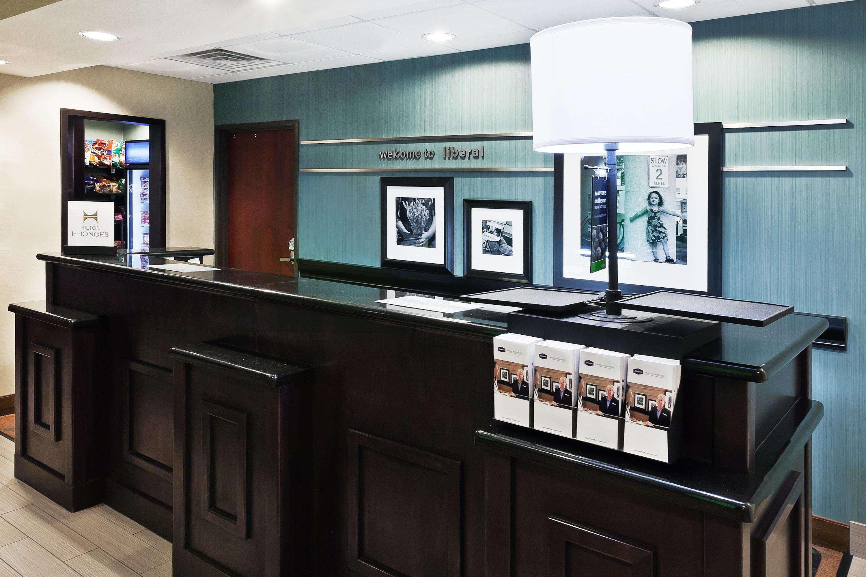 Hampton Inn & Suites Либерал Экстерьер фото